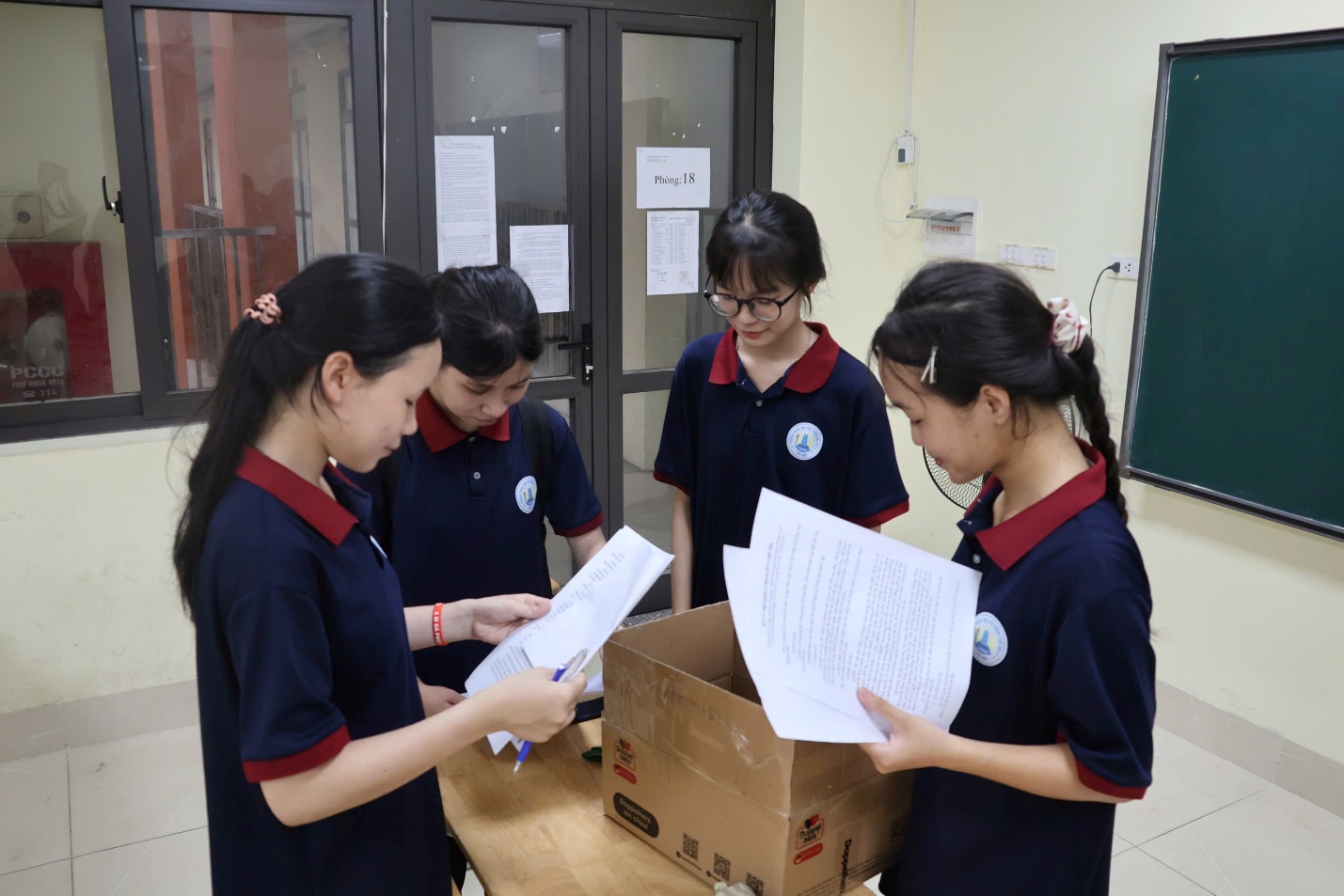 Đồng chí Nguyễn Huy Hoàng - Chủ tịch UBND xã Hoài Đức kiểm tra tại các điểm thi vào lớp 10 - Sẵn sàng mọi điều kiện tốt nhất cho các sĩ tử!- Ảnh 3.