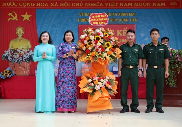 Đồng chí Chủ tịch UBND xã Nguyễn Anh Đức tặng hoa chúc mừng thầy và trò trường Tiểu học Thủy Xuân Tiên trong lễ tổng kết năm học 2025 - 2026- Ảnh 3.