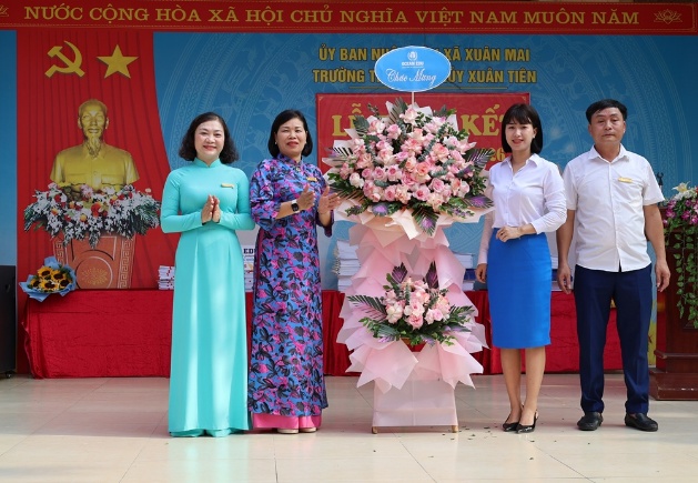 Đồng chí Chủ tịch UBND xã Nguyễn Anh Đức tặng hoa chúc mừng thầy và trò trường Tiểu học Thủy Xuân Tiên trong lễ tổng kết năm học 2025 - 2026- Ảnh 4.