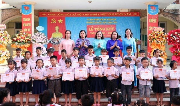 Đồng chí Chủ tịch UBND xã Nguyễn Anh Đức tặng hoa chúc mừng thầy và trò trường Tiểu học Thủy Xuân Tiên trong lễ tổng kết năm học 2025 - 2026- Ảnh 7.