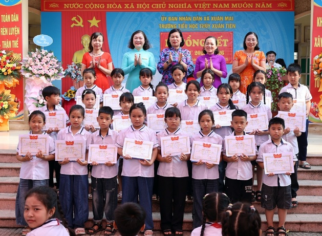 Đồng chí Chủ tịch UBND xã Nguyễn Anh Đức tặng hoa chúc mừng thầy và trò trường Tiểu học Thủy Xuân Tiên trong lễ tổng kết năm học 2025 - 2026- Ảnh 8.