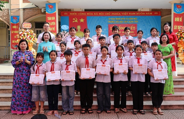 Đồng chí Chủ tịch UBND xã Nguyễn Anh Đức tặng hoa chúc mừng thầy và trò trường Tiểu học Thủy Xuân Tiên trong lễ tổng kết năm học 2025 - 2026- Ảnh 9.