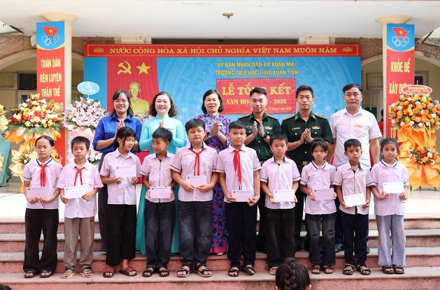 Đồng chí Chủ tịch UBND xã Nguyễn Anh Đức tặng hoa chúc mừng thầy và trò trường Tiểu học Thủy Xuân Tiên trong lễ tổng kết năm học 2025 - 2026- Ảnh 10.