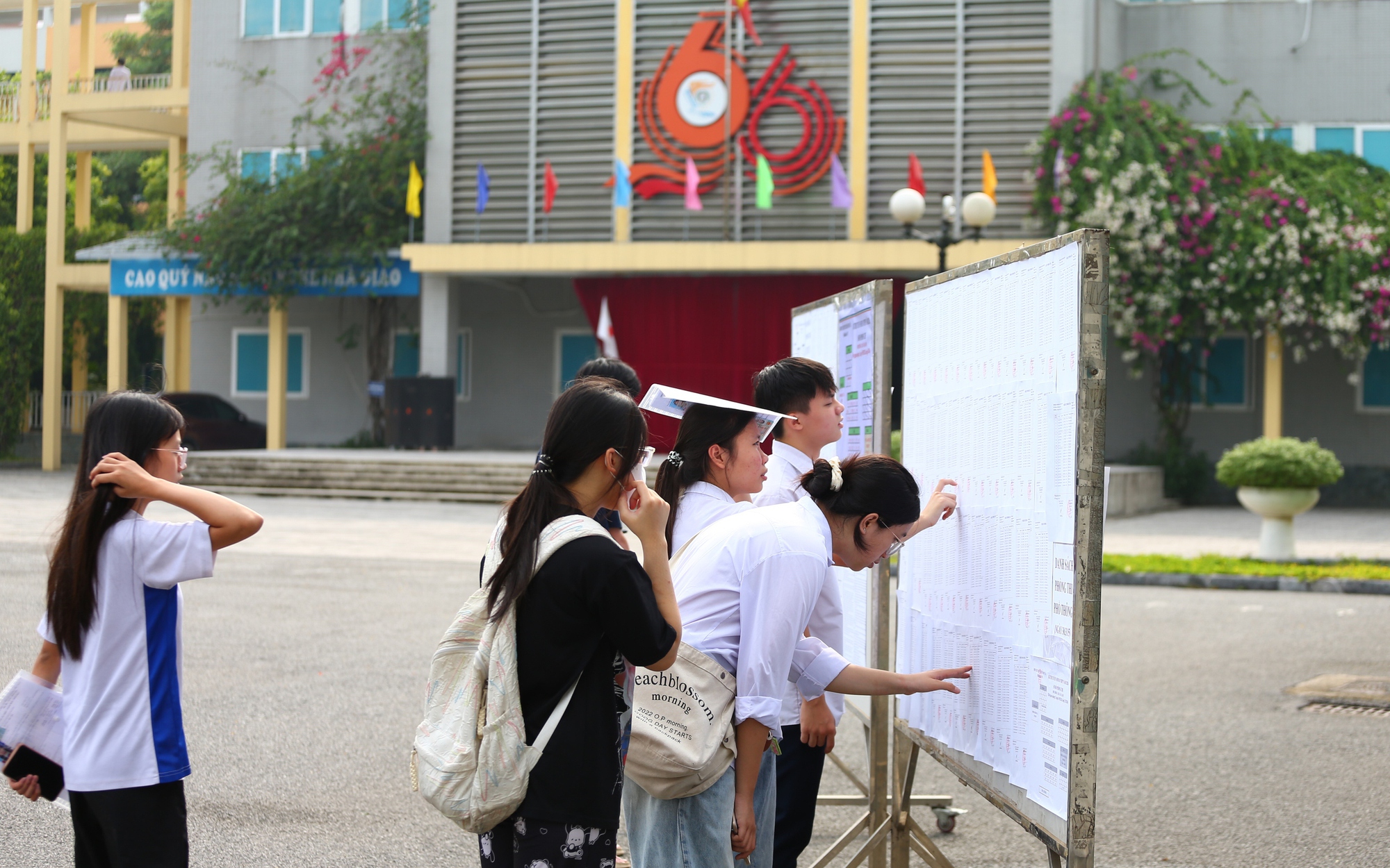 1606 thí sinh làm thủ tục dự thi lớp 10 THPT công lập tại 2 điểm thi trên địa bàn phường Sơn Tây