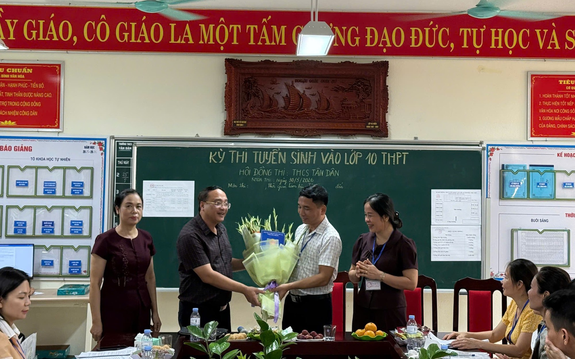 Lãnh đạo xã Chuyên Mỹ thăm, động viên các điểm thi tuyển sinh vào lớp 10 THPT