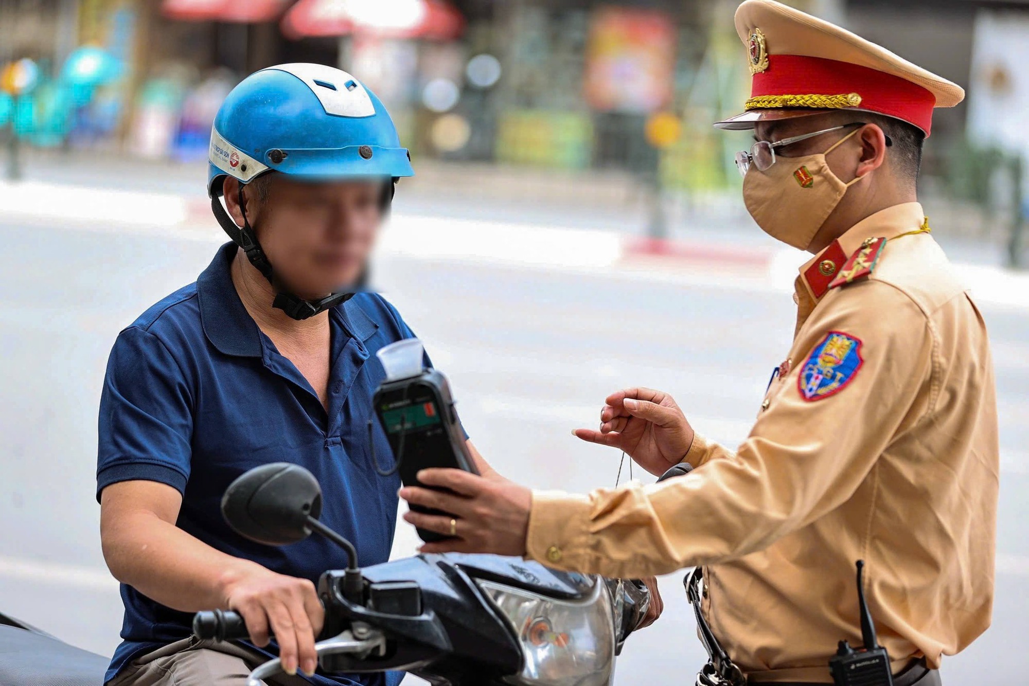 CSGT đồng loạt ra quân, duy trì chốt kiểm soát cả ngày lẫn đêm xử lý 1 lỗi vi phạm giao thông- Ảnh 2.