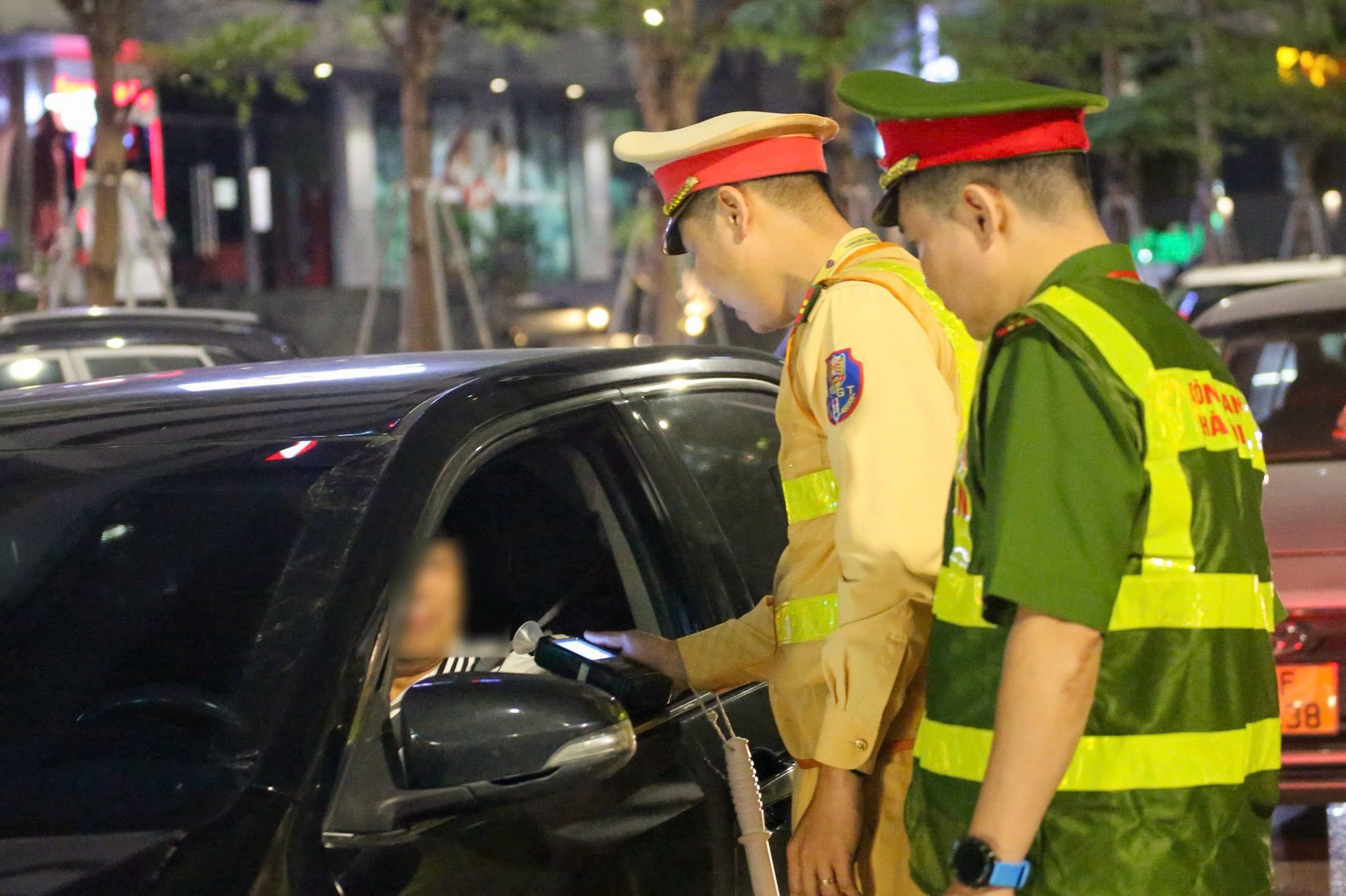 CSGT đồng loạt ra quân, duy trì chốt kiểm soát cả ngày lẫn đêm xử lý 1 lỗi vi phạm giao thông- Ảnh 6.