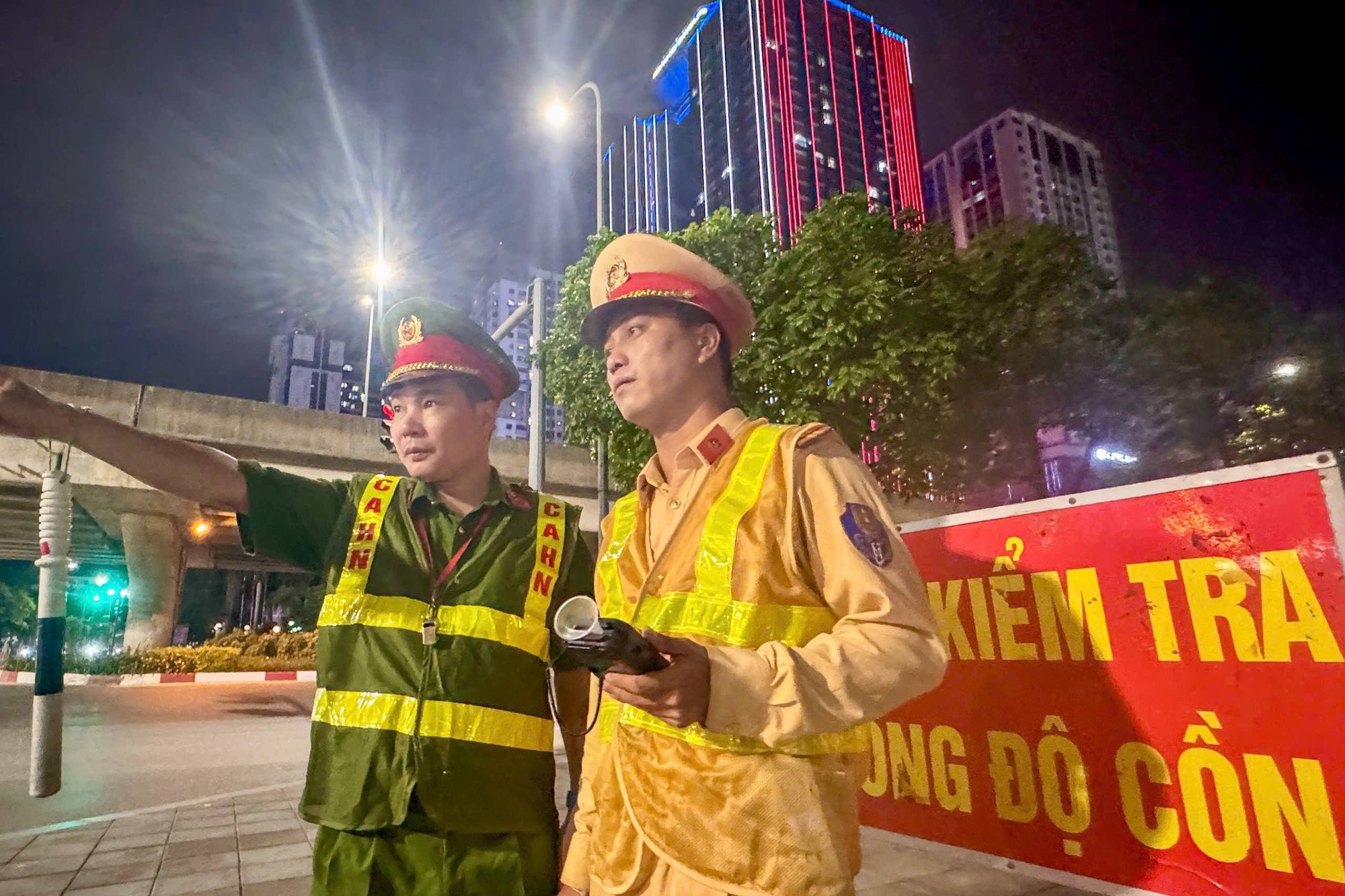 CSGT đồng loạt ra quân, duy trì chốt kiểm soát cả ngày lẫn đêm xử lý 1 lỗi vi phạm giao thông- Ảnh 3.