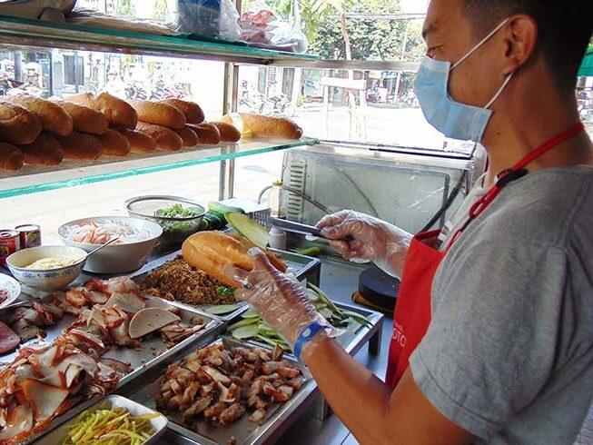 Người trực tiếp bán hàng phải đeo găng tay, khẩu trang đúng quy định