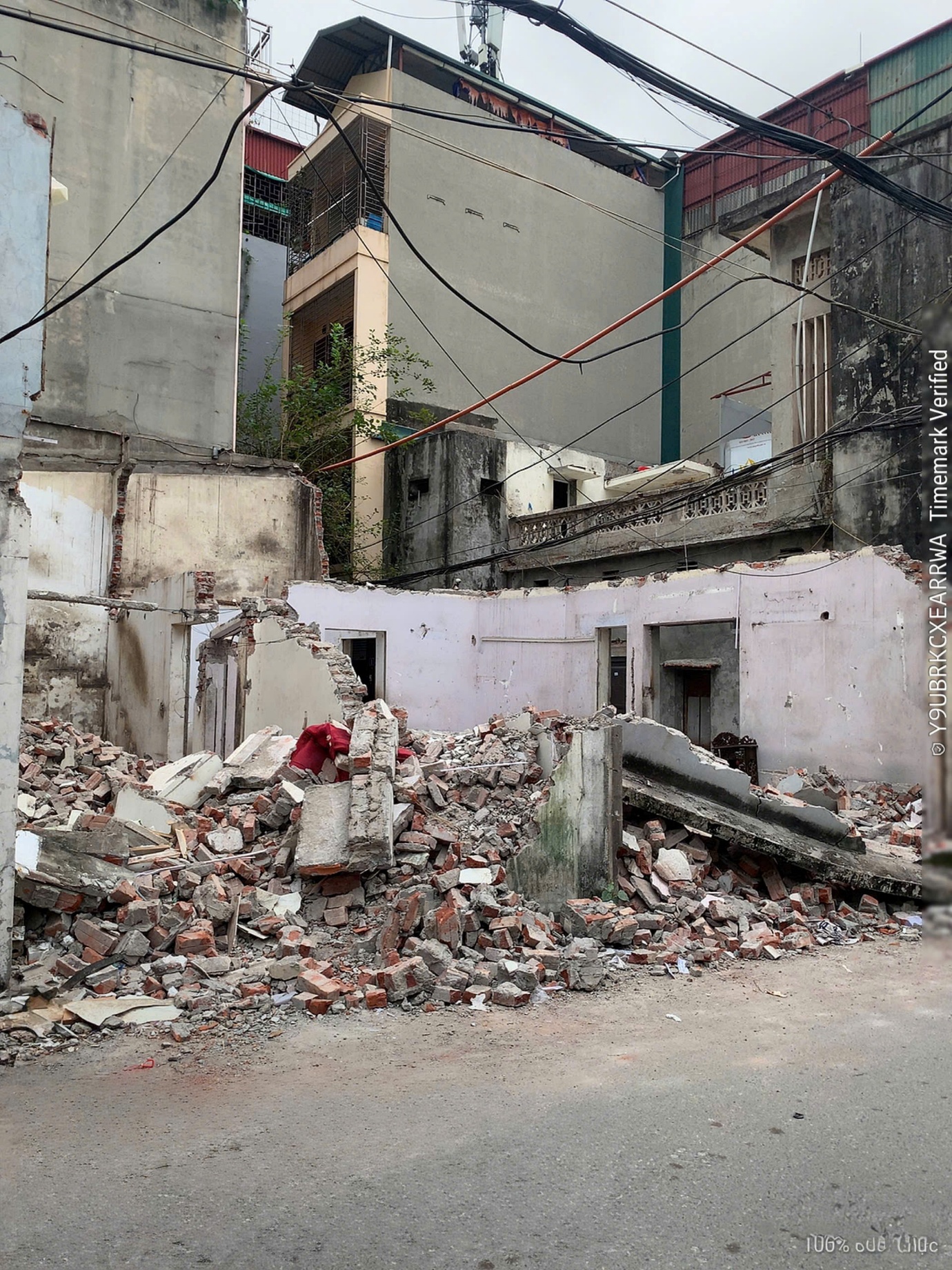 A pile of rubble in a city  AI-generated content may be incorrect.