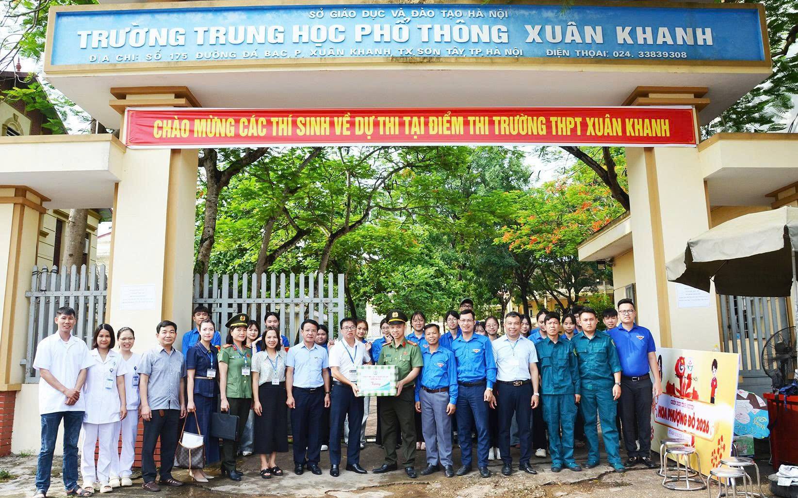 Ban chỉ đạo kỳ thi vào 10 phường Tùng Thiện kiểm tra công tác tổ chức thi và thăm, động viên lực lượng đoàn viên thanh niên tham gia tiếp sức mùa thi