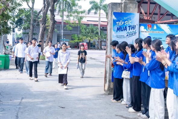 738 thí sinh hoàn thành ngày thi đầu tiên Kỳ thi tuyển sinh vào lớp 10 tại điểm thi THPT Trần Đăng Ninh- Ảnh 1.