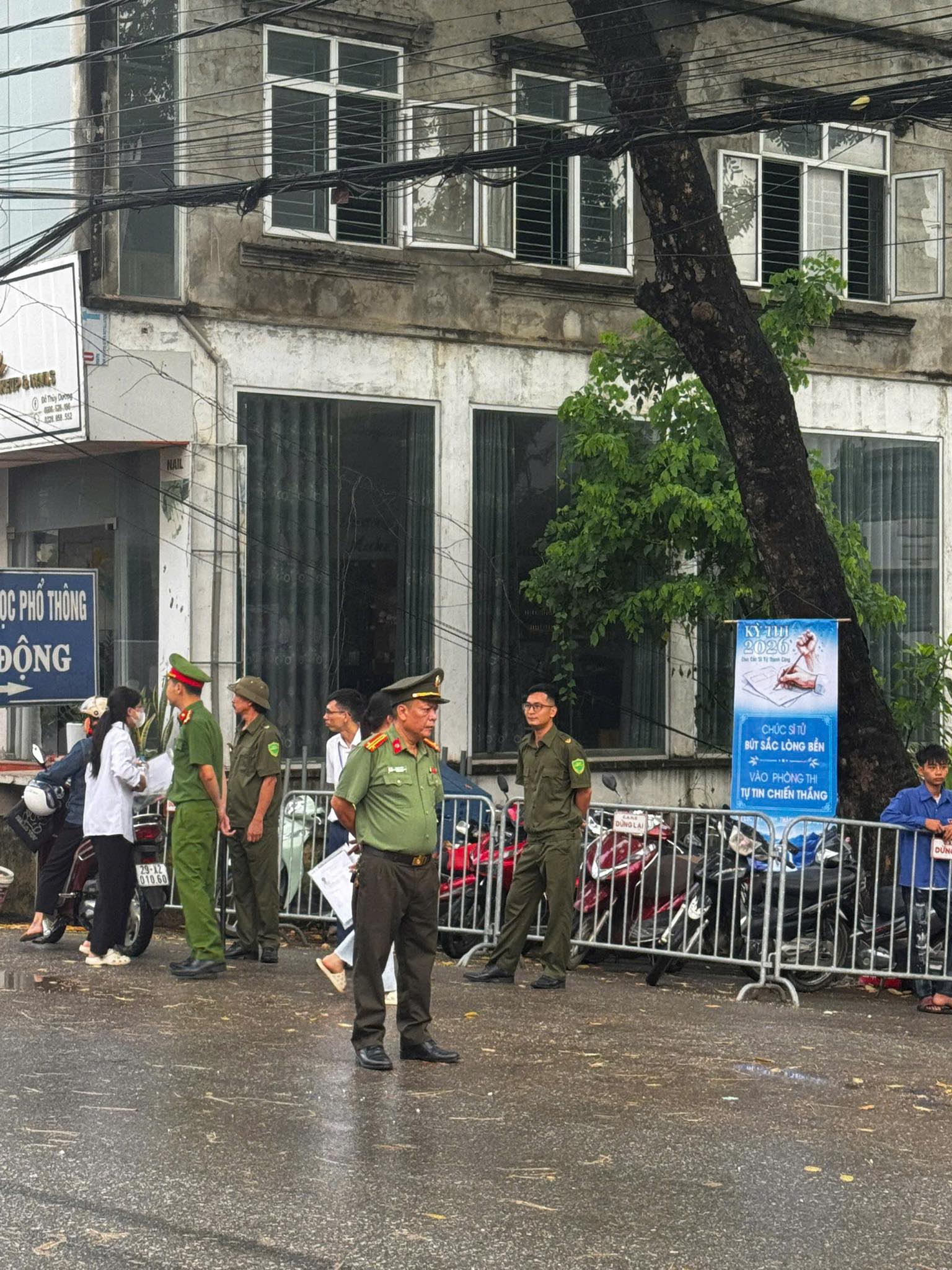 Công an xã Quảng Bị tích cực hỗ trợ, bảo đảm an ninh trật tự tại điểm thi tuyển sinh lớp 10 THPT Chúc Động- Ảnh 1.