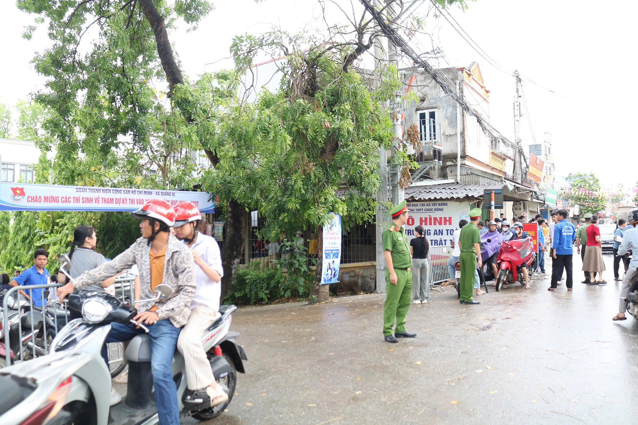 Công an xã Quảng Bị tích cực hỗ trợ, bảo đảm an ninh trật tự tại điểm thi tuyển sinh lớp 10 THPT Chúc Động- Ảnh 3.