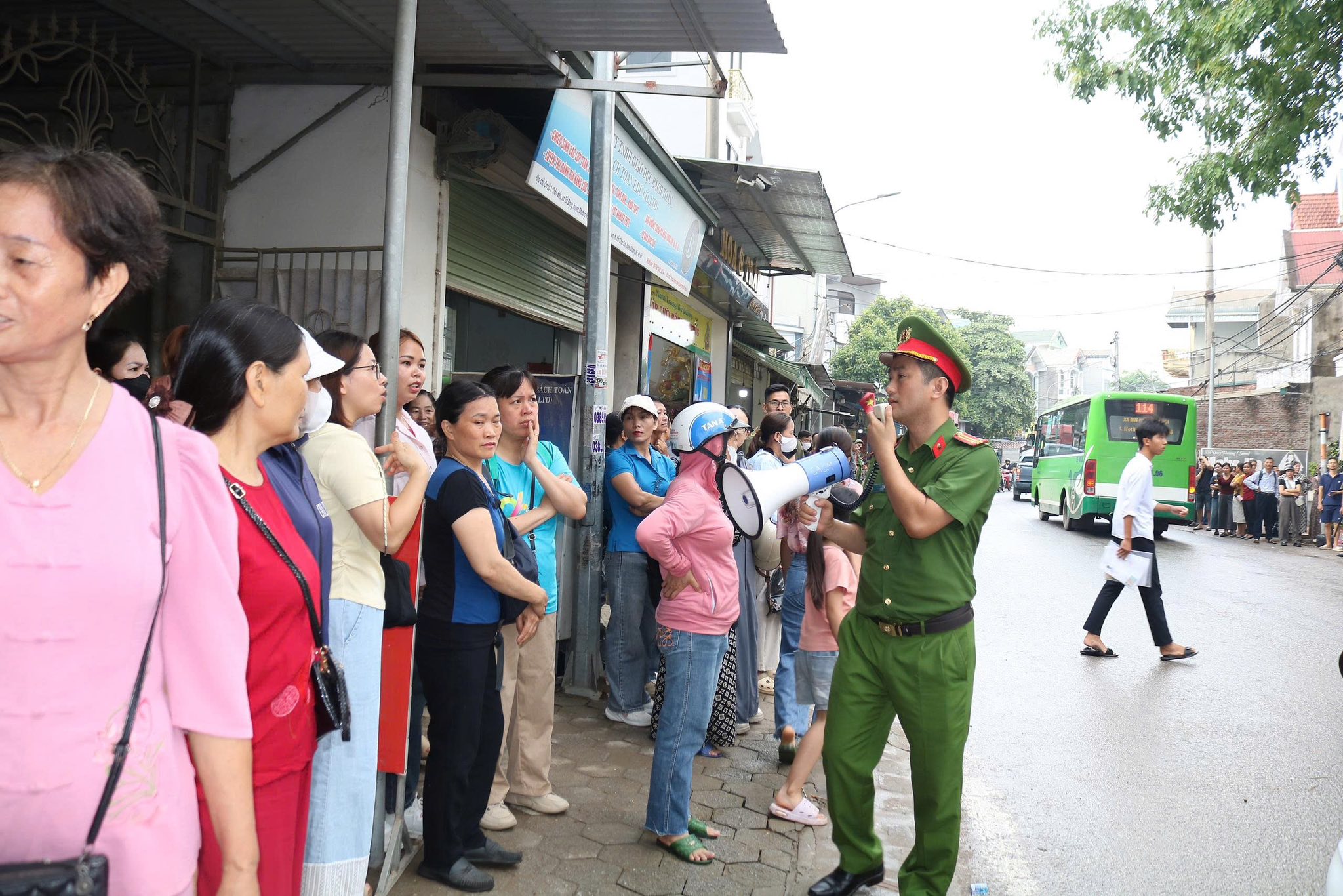 Công an xã Quảng Bị tích cực hỗ trợ, bảo đảm an ninh trật tự tại điểm thi tuyển sinh lớp 10 THPT Chúc Động- Ảnh 4.
