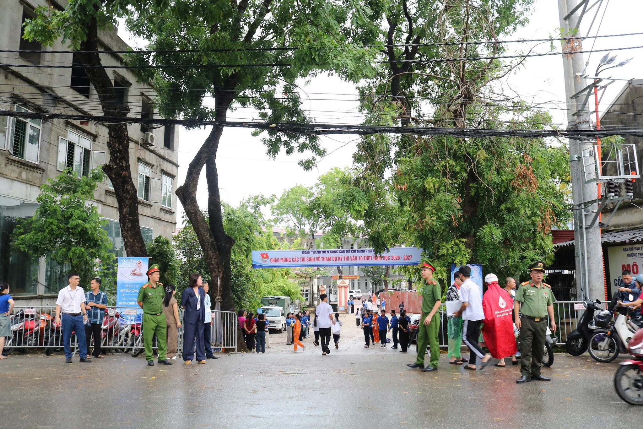 Công an xã Quảng Bị tích cực hỗ trợ, bảo đảm an ninh trật tự tại điểm thi tuyển sinh lớp 10 THPT Chúc Động- Ảnh 5.