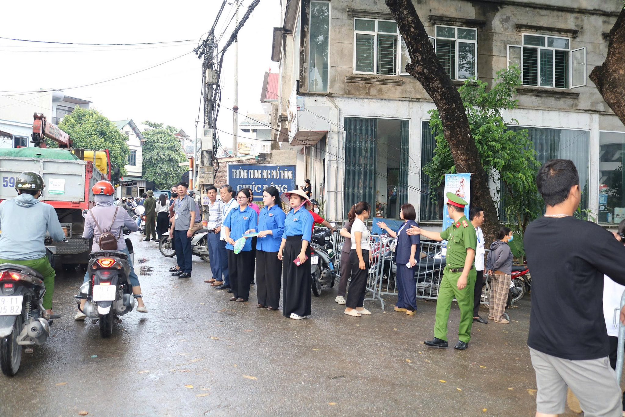 Công an xã Quảng Bị tích cực hỗ trợ, bảo đảm an ninh trật tự tại điểm thi tuyển sinh lớp 10 THPT Chúc Động- Ảnh 6.