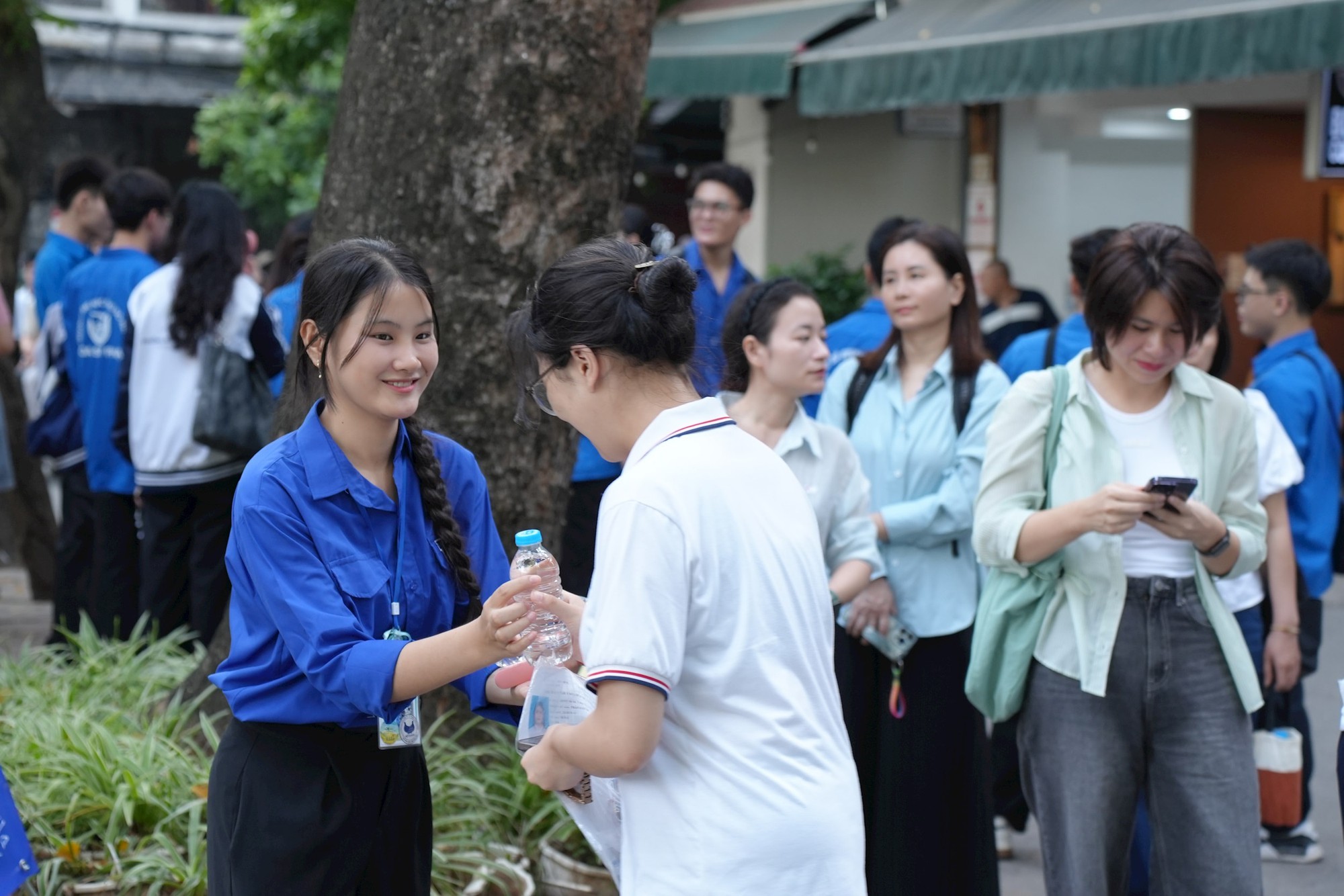 "Áo xanh tình nguyện" tiếp thêm động lực cho thí sinh thi vào lớp 10- Ảnh 2.