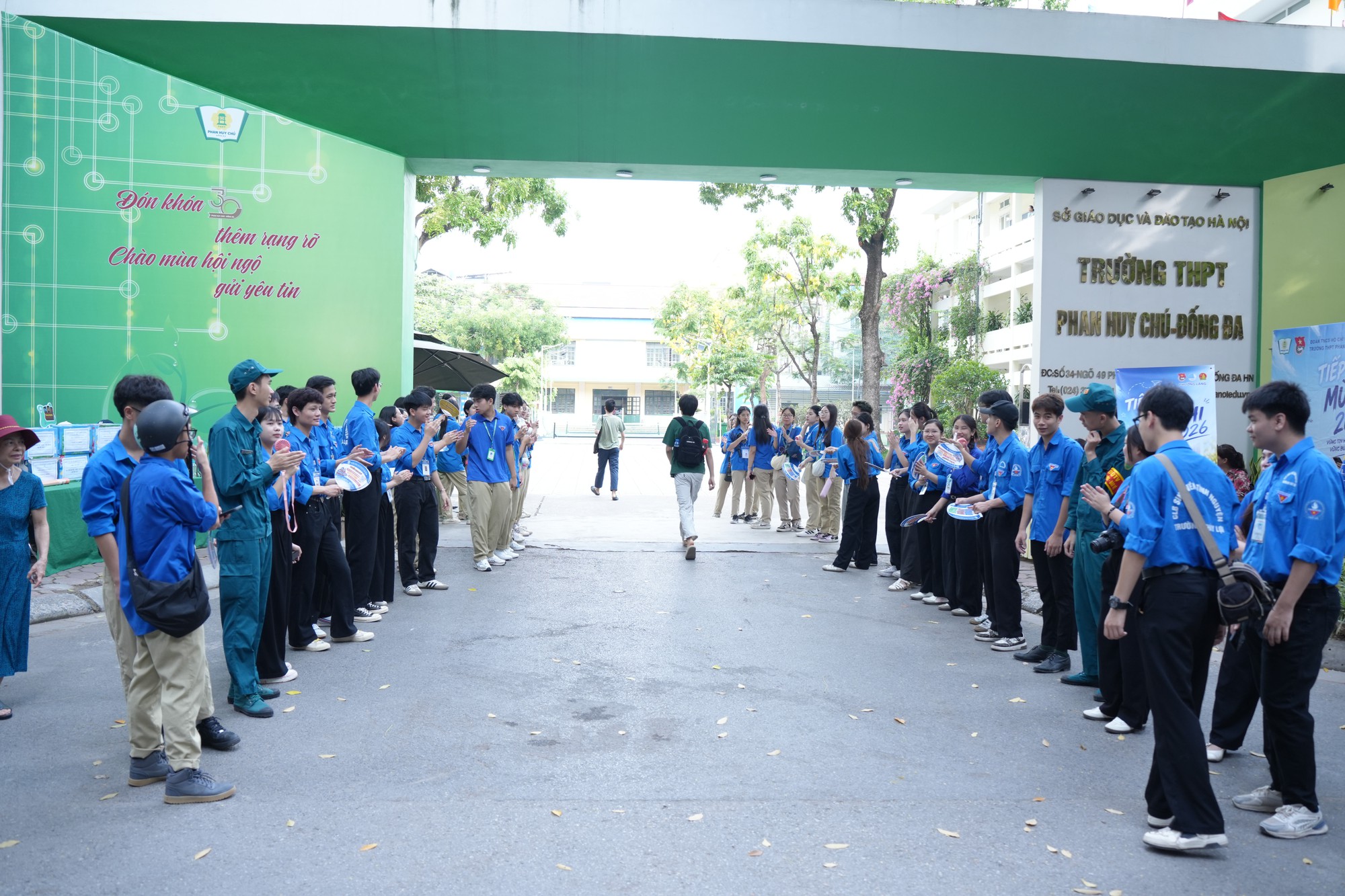"Áo xanh tình nguyện" tiếp thêm động lực cho thí sinh thi vào lớp 10- Ảnh 1.
