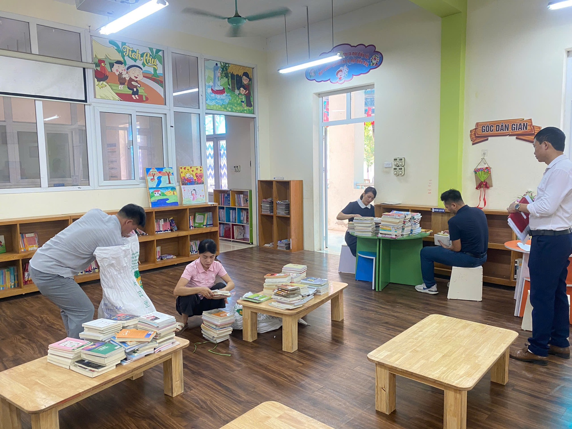 Xã Liên Minh phối hợp luân chuyển hơn ngàn đầu sách đến các trường Tiểu học trên địa bàn xã- Ảnh 1.