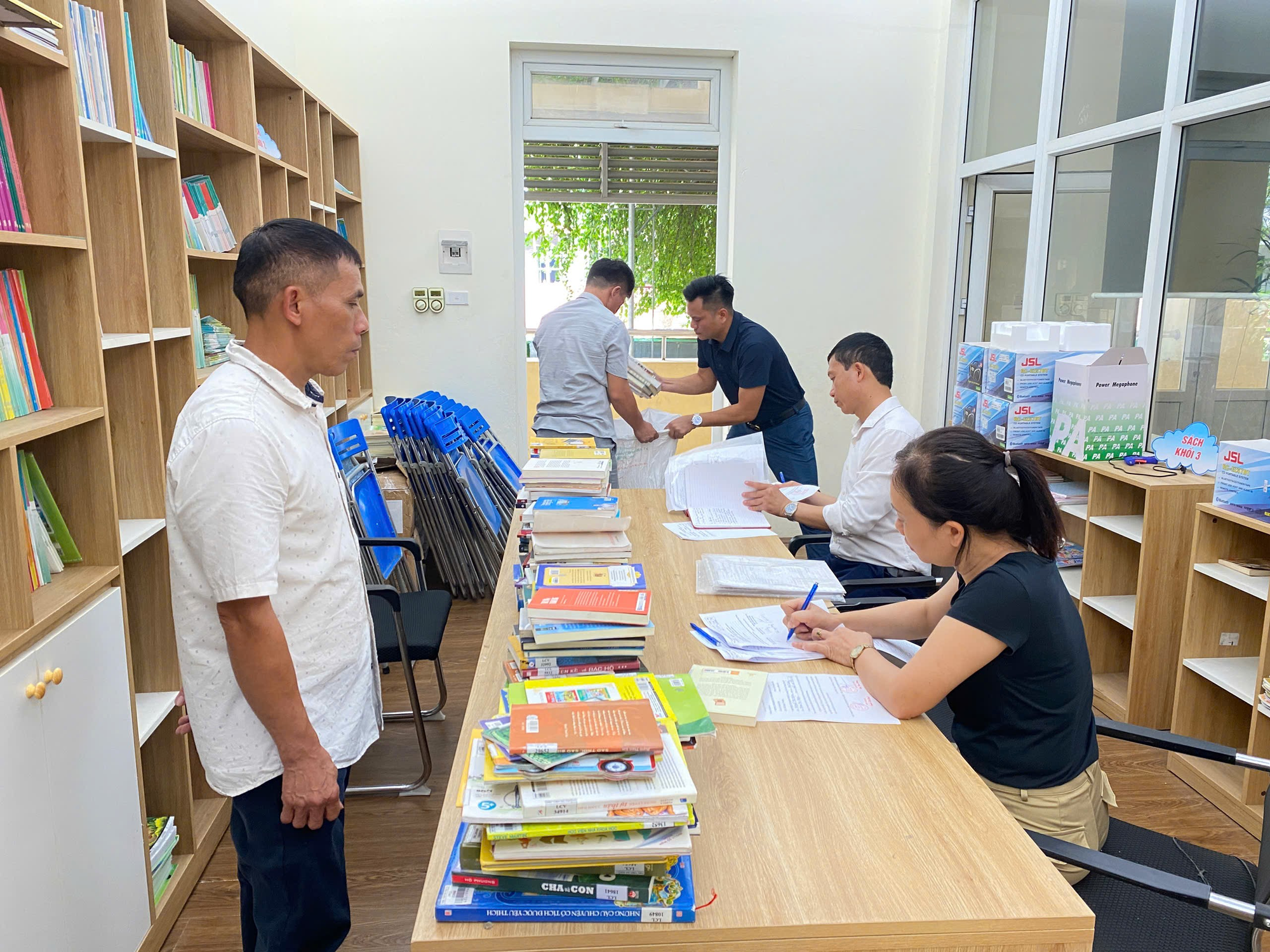 Xã Liên Minh phối hợp luân chuyển hơn ngàn đầu sách đến các trường Tiểu học trên địa bàn xã- Ảnh 2.