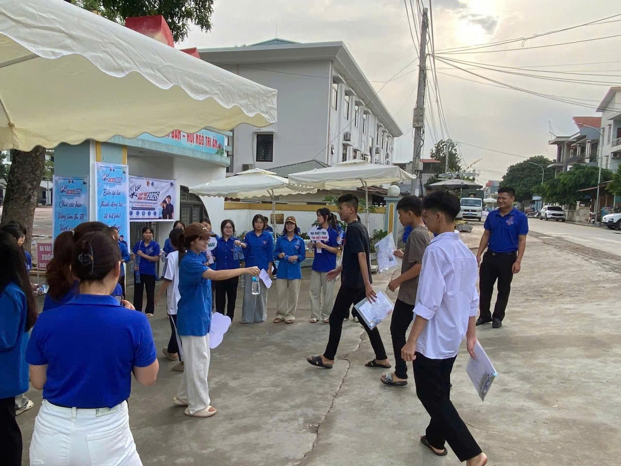 Hơn 800 thí sinh xã Hồng Sơn chính thức bước vào kỳ thi lớp 10- Ảnh 2.