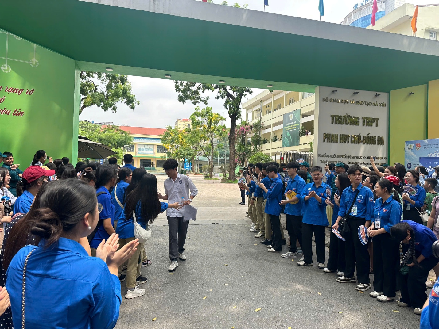 HỌC SINH HÀ NỘI BƯỚC VÀO NGÀY THI ĐẦU TIÊN KỲ THI TUYỂN SINH LỚP 10- Ảnh 1.