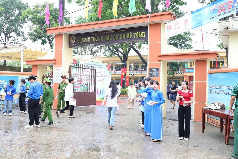 Phản ánh ngày thi đầu tiên kỳ thi tuyển sinh vào lớp 10 THPT công lập năm học 2026 - 2027 trên địa bàn xã Xuân Mai.- Ảnh 1.