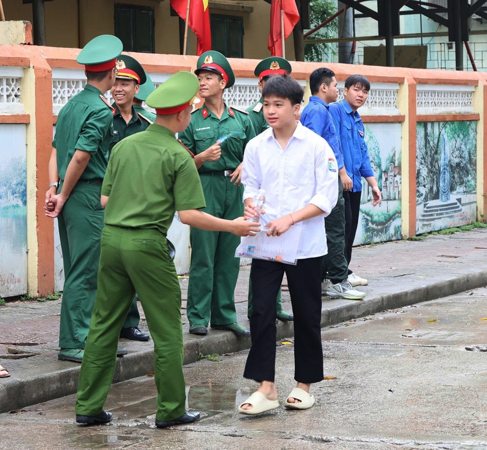 Phản ánh ngày thi đầu tiên kỳ thi tuyển sinh vào lớp 10 THPT công lập năm học 2026 - 2027 trên địa bàn xã Xuân Mai.- Ảnh 8.