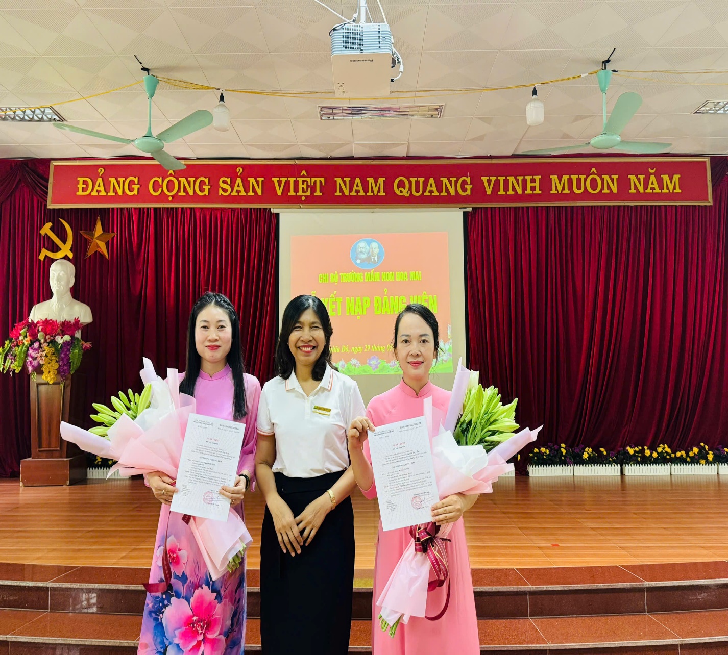 TRƯỜNG MẦM NON HOA MAI TỔ CHỨC LỄ KẾT NẠP ĐẢNG VIÊN MỚI- Ảnh 1.