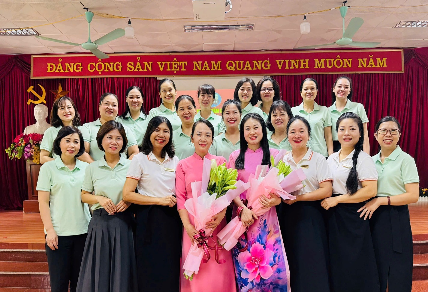 TRƯỜNG MẦM NON HOA MAI TỔ CHỨC LỄ KẾT NẠP ĐẢNG VIÊN MỚI- Ảnh 2.