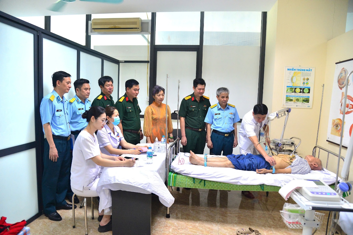 UBND PHƯỜNG PHƯƠNG LIỆT PHỐI HỢP TỔ CHỨC CHƯƠNG TRÌNH KHÁM BỆNH, CẤP THUỐC MIỄN PHÍ VÀ TẶNG QUÀ CHO CÁC GIA ĐÌNH CHÍNH SÁCH, NGƯỜI CÓ CÔNG- Ảnh 1.