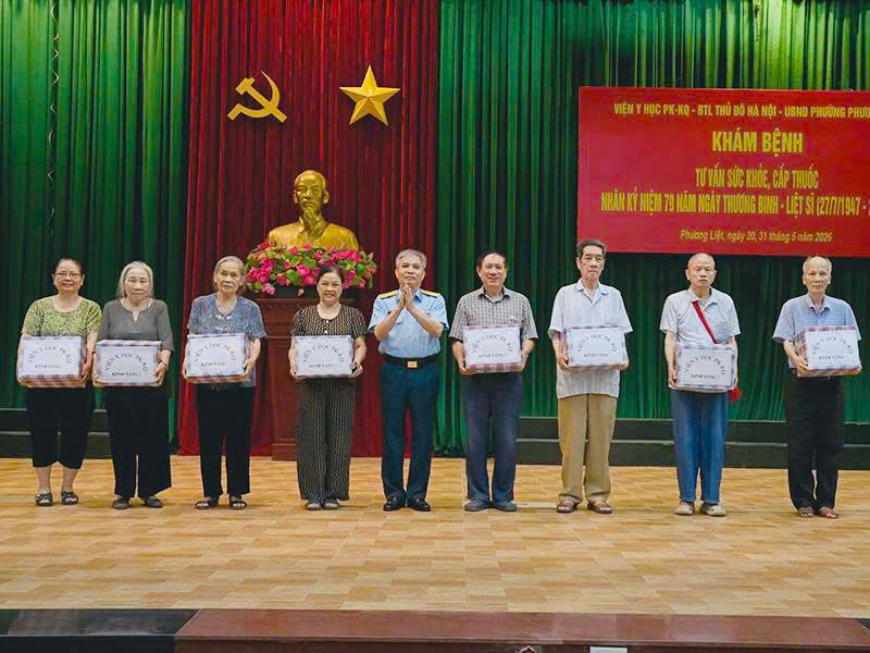 UBND PHƯỜNG PHƯƠNG LIỆT PHỐI HỢP TỔ CHỨC CHƯƠNG TRÌNH KHÁM BỆNH, CẤP THUỐC MIỄN PHÍ VÀ TẶNG QUÀ CHO CÁC GIA ĐÌNH CHÍNH SÁCH, NGƯỜI CÓ CÔNG- Ảnh 2.