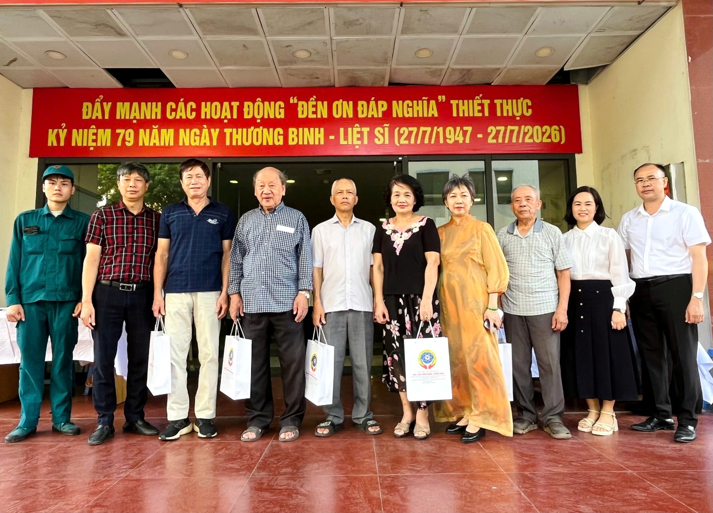 UBND PHƯỜNG PHƯƠNG LIỆT PHỐI HỢP TỔ CHỨC CHƯƠNG TRÌNH KHÁM BỆNH, CẤP THUỐC MIỄN PHÍ VÀ TẶNG QUÀ CHO CÁC GIA ĐÌNH CHÍNH SÁCH, NGƯỜI CÓ CÔNG- Ảnh 3.