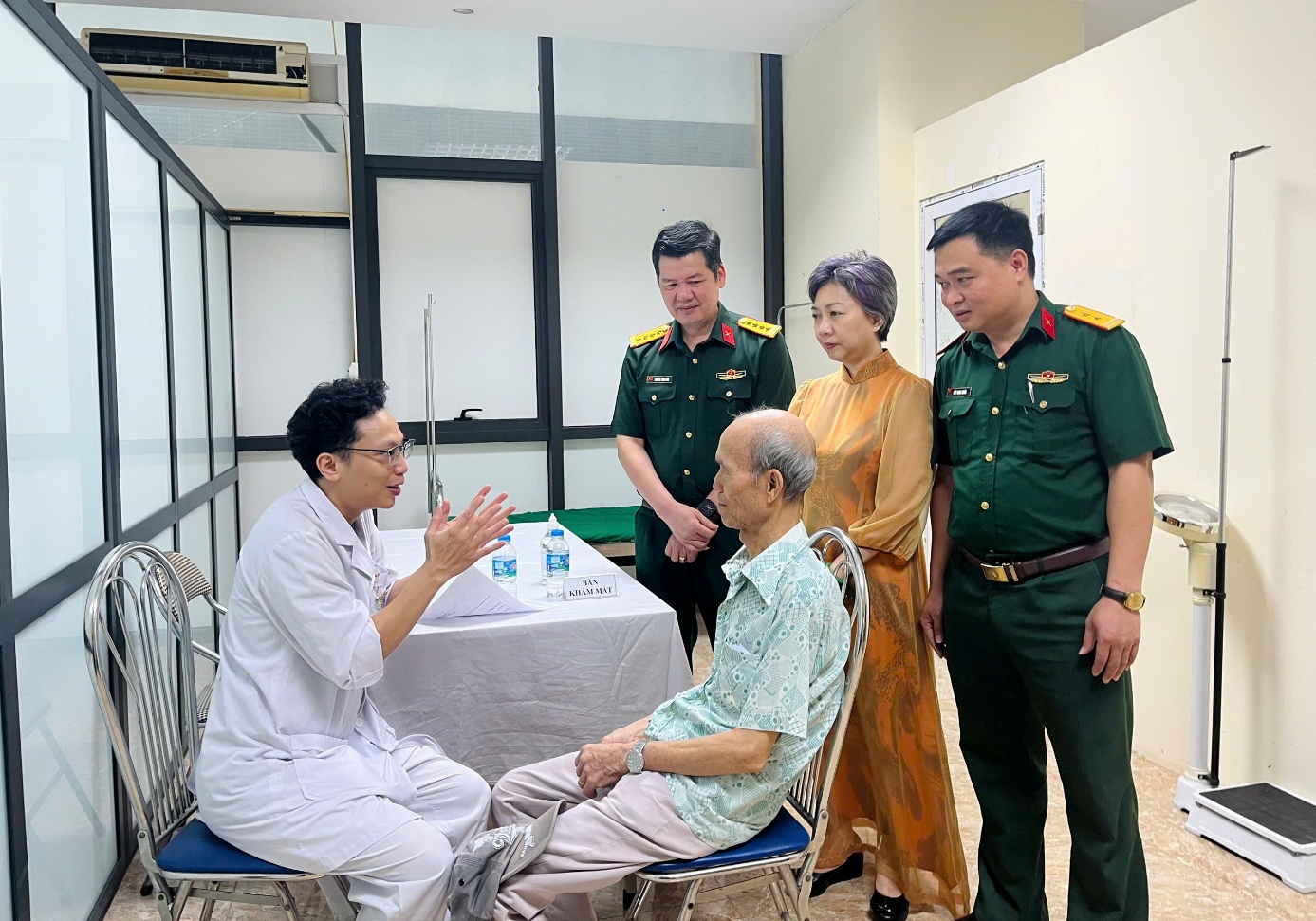 UBND PHƯỜNG PHƯƠNG LIỆT PHỐI HỢP TỔ CHỨC CHƯƠNG TRÌNH KHÁM BỆNH, CẤP THUỐC MIỄN PHÍ VÀ TẶNG QUÀ CHO CÁC GIA ĐÌNH CHÍNH SÁCH, NGƯỜI CÓ CÔNG- Ảnh 4.