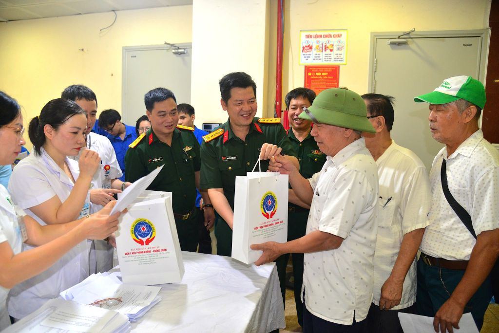 UBND PHƯỜNG PHƯƠNG LIỆT PHỐI HỢP TỔ CHỨC CHƯƠNG TRÌNH KHÁM BỆNH, CẤP THUỐC MIỄN PHÍ VÀ TẶNG QUÀ CHO CÁC GIA ĐÌNH CHÍNH SÁCH, NGƯỜI CÓ CÔNG- Ảnh 5.
