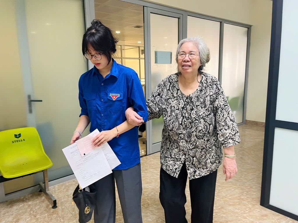UBND PHƯỜNG PHƯƠNG LIỆT PHỐI HỢP TỔ CHỨC CHƯƠNG TRÌNH KHÁM BỆNH, CẤP THUỐC MIỄN PHÍ VÀ TẶNG QUÀ CHO CÁC GIA ĐÌNH CHÍNH SÁCH, NGƯỜI CÓ CÔNG- Ảnh 8.