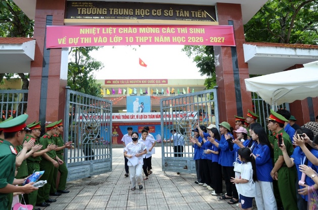Gần 1.000 thí sinh thi tại 2 điểm thi trên địa bàn xã Xuân Mai hân hoan ra về sau ngày thi đầu tiên- Ảnh 1.