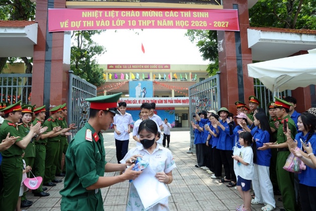 Gần 1.000 thí sinh thi tại 2 điểm thi trên địa bàn xã Xuân Mai hân hoan ra về sau ngày thi đầu tiên- Ảnh 2.