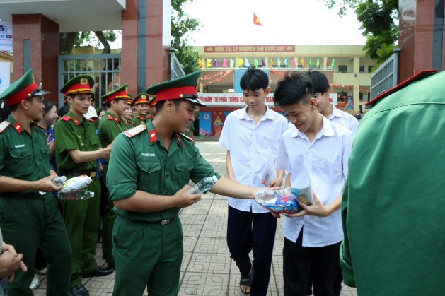 Gần 1.000 thí sinh thi tại 2 điểm thi trên địa bàn xã Xuân Mai hân hoan ra về sau ngày thi đầu tiên- Ảnh 3.