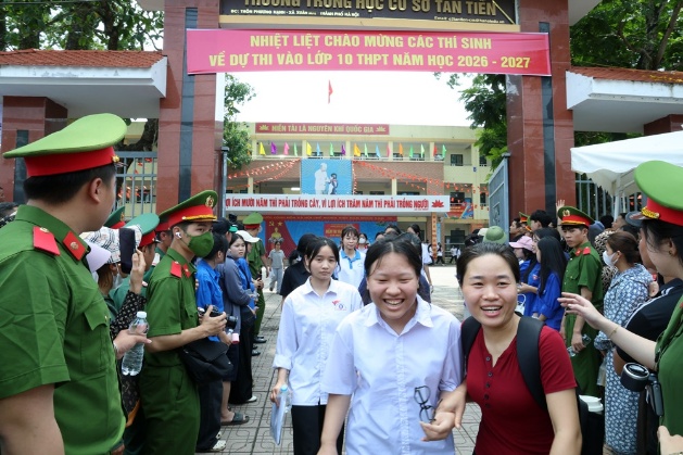 Gần 1.000 thí sinh thi tại 2 điểm thi trên địa bàn xã Xuân Mai hân hoan ra về sau ngày thi đầu tiên- Ảnh 4.