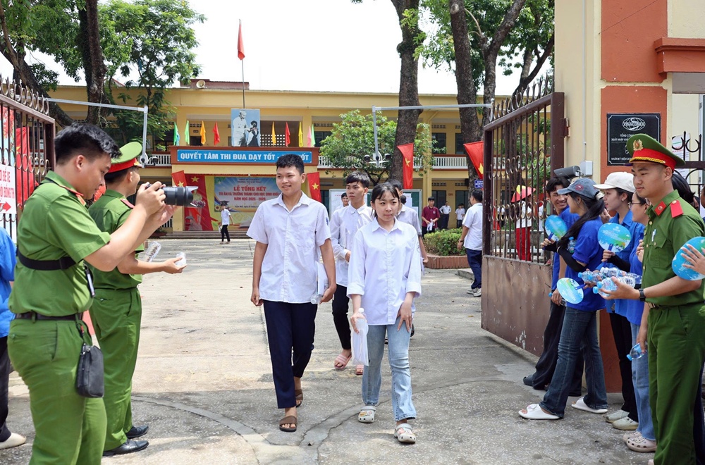 Gần 1.000 thí sinh thi tại 2 điểm thi trên địa bàn xã Xuân Mai hân hoan ra về sau ngày thi đầu tiên- Ảnh 5.