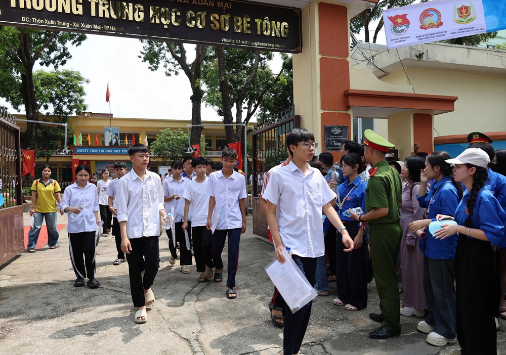 Gần 1.000 thí sinh thi tại 2 điểm thi trên địa bàn xã Xuân Mai hân hoan ra về sau ngày thi đầu tiên- Ảnh 6.