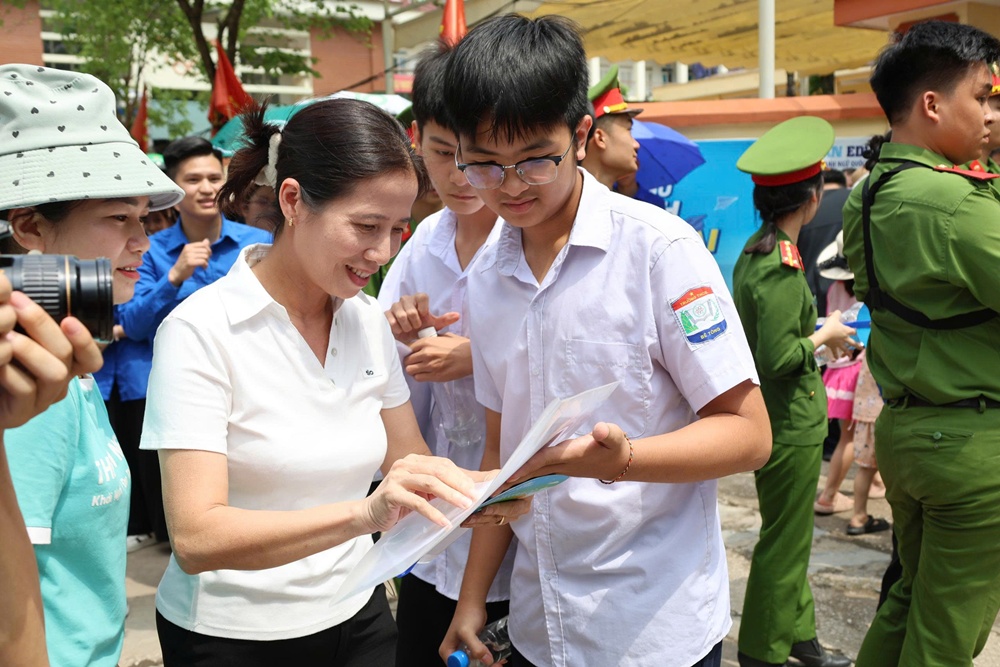 Gần 1.000 thí sinh thi tại 2 điểm thi trên địa bàn xã Xuân Mai hân hoan ra về sau ngày thi đầu tiên- Ảnh 7.
