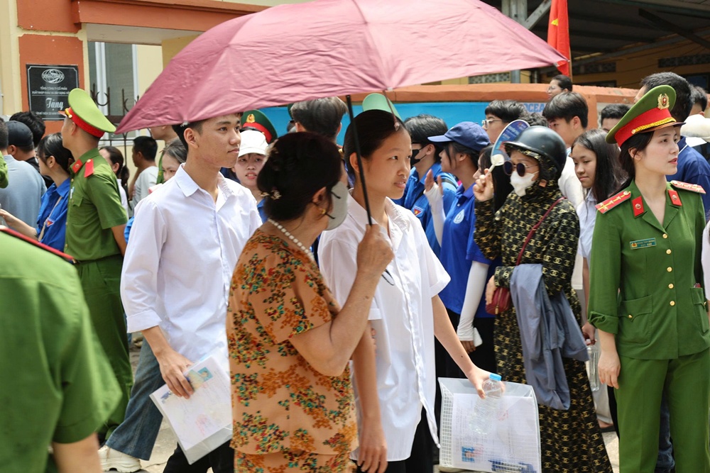 Gần 1.000 thí sinh thi tại 2 điểm thi trên địa bàn xã Xuân Mai hân hoan ra về sau ngày thi đầu tiên- Ảnh 8.