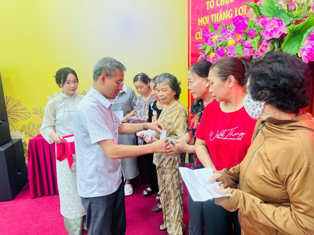 Phường Phương Liệt: Ấm áp Chương trình trao tặng quà hưởng ứng Tháng Nhân đạo năm 2026- Ảnh 3.
