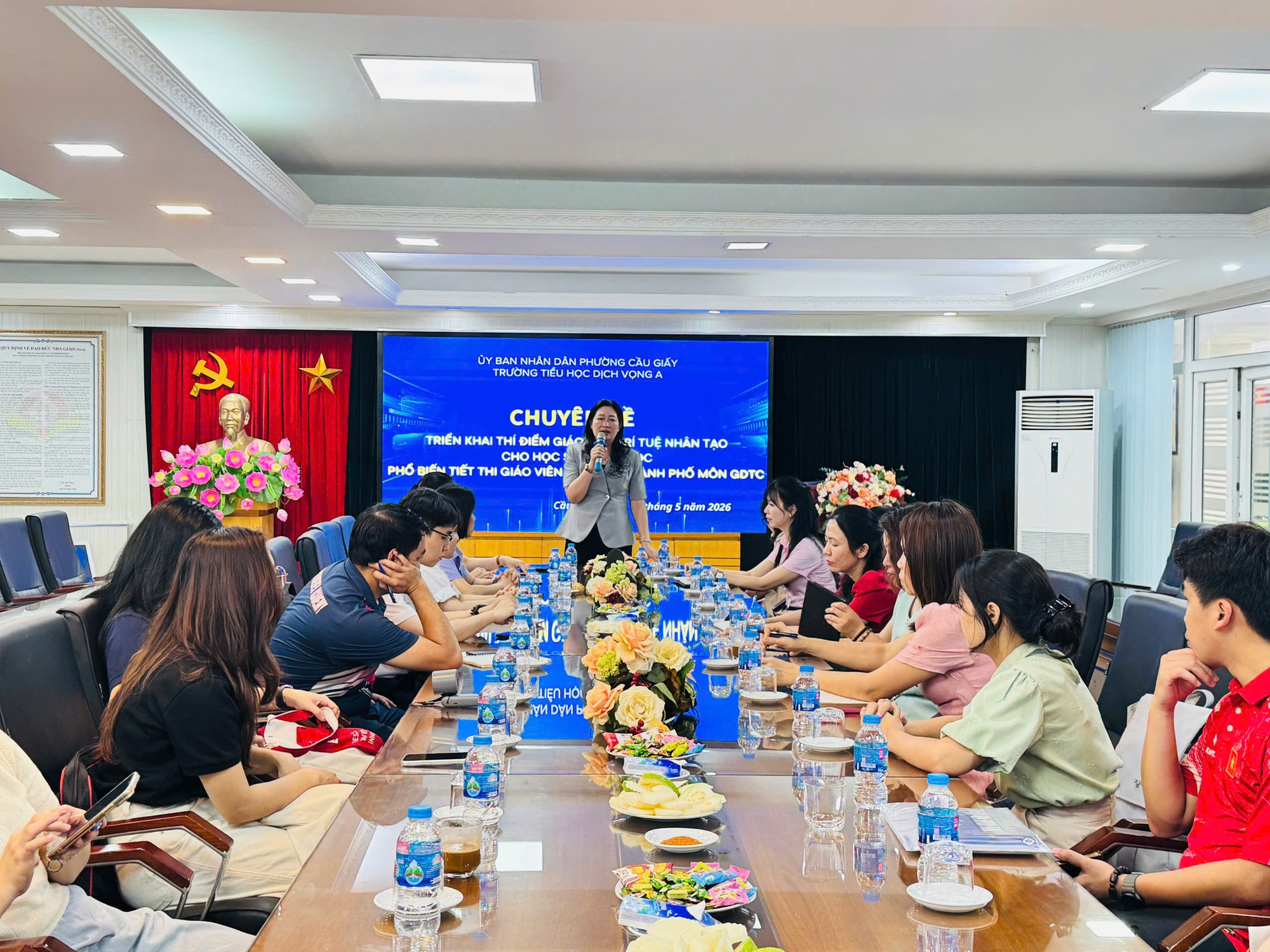 DẤU ẤN CHỈ ĐẠO CỦA PHƯỜNG CẦU GIẤY TRONG ĐỔI MỚI GIÁO DỤC BƯỚC ĐỘT PHÁ TỪ CHUYÊN ĐỀ TRIỂN KHAI THÍ ĐIỂM GIÁO DỤC TRÍ TUỆ NHÂN TẠO (AI) ĐẾN SÁNG TẠO TRONG GIÁO DỤC THỂ CHẤT TẠI TRƯỜNG TIỂU HỌC DỊCH VỌNG A- Ảnh 1.