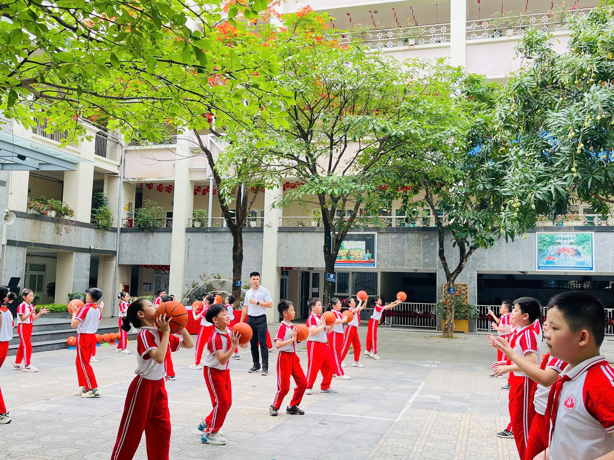 DẤU ẤN CHỈ ĐẠO CỦA PHƯỜNG CẦU GIẤY TRONG ĐỔI MỚI GIÁO DỤC BƯỚC ĐỘT PHÁ TỪ CHUYÊN ĐỀ TRIỂN KHAI THÍ ĐIỂM GIÁO DỤC TRÍ TUỆ NHÂN TẠO (AI) ĐẾN SÁNG TẠO TRONG GIÁO DỤC THỂ CHẤT TẠI TRƯỜNG TIỂU HỌC DỊCH VỌNG A- Ảnh 3.