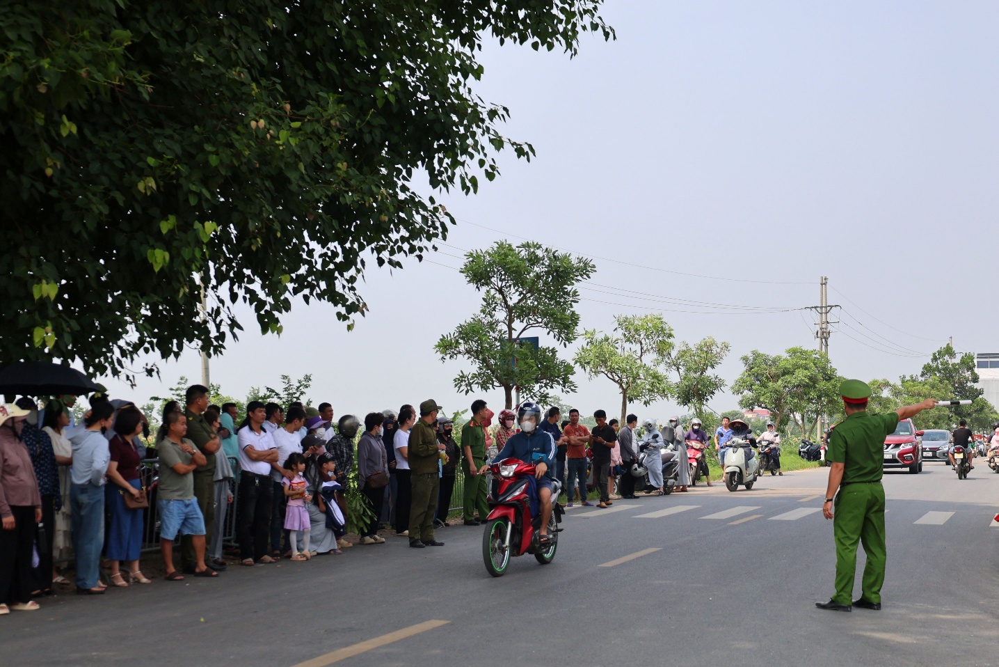 Xã Tiến Thắng: Không khí nghiêm túc, an toàn trong ngày thi đầu tiên tuyển sinh vào lớp 10 tại điểm thi Trường THPT Tự Lập- Ảnh 1.