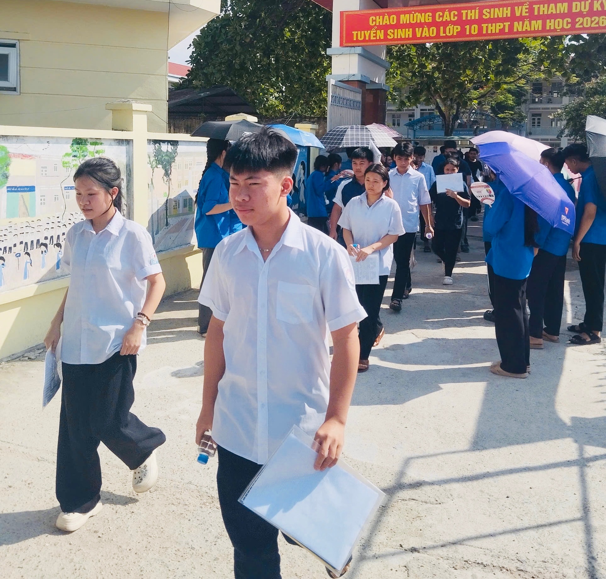 Tam Hưng: Hoàn thành ngày thi đầu tiên vào lớp 10 an toàn, nghiêm túc- Ảnh 2.